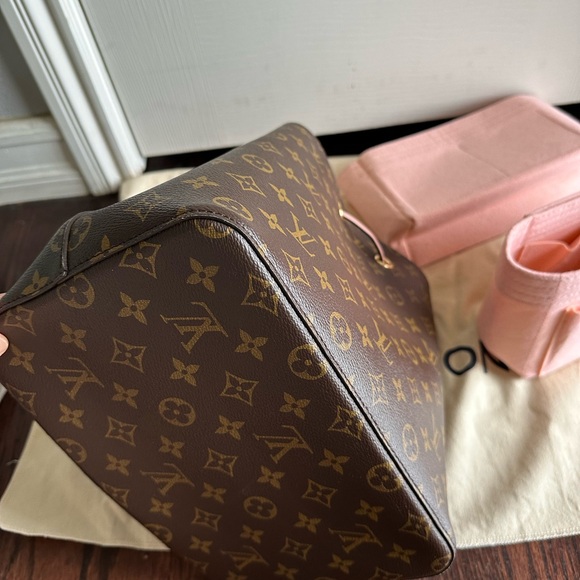 Louis Vuitton Neonoe - Picture 13 of 15